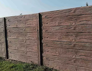 Betonový plot imitace dřeva