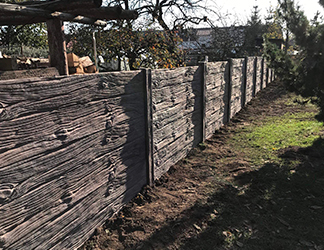 Betonový plot imitace dřeva