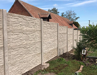 Betonový plot lámaný kámen