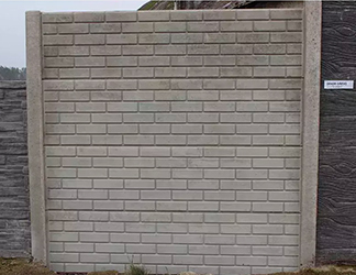 Betonový plot ostrá cihla