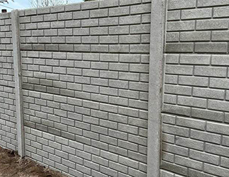 Betonový plot ostrá cihla