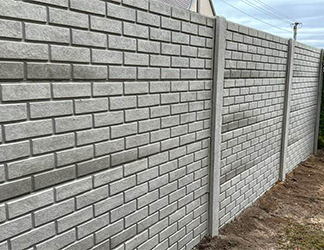 Betonový plot ostrá cihla