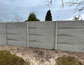 Betonový plot ostrá cihla