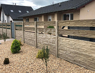 Betonový plot štípaný kámen