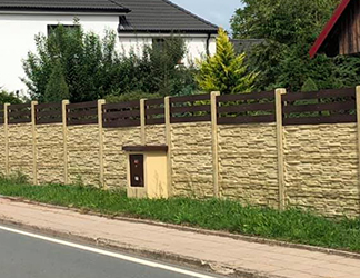 Betonový plot štípaný kámen